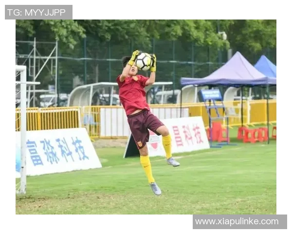 余望头球攻门瞬间展现足球魅力与团队精神的完美结合