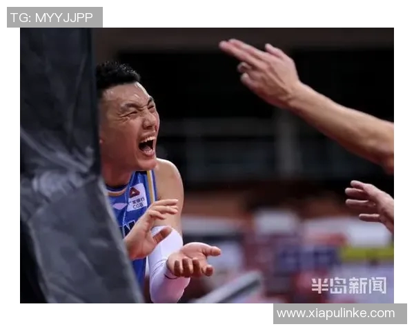 吴少聪奋勇封堵射门展现顽强斗志助力球队逆转胜利的精彩瞬间 吴少聪奋勇封堵射门展现顽强斗志助力球队逆转胜利的精彩瞬间